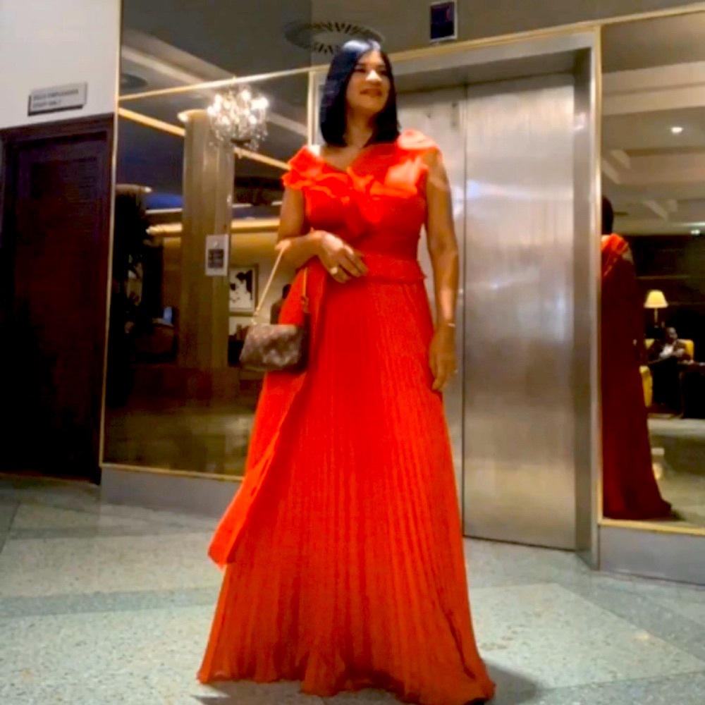 Vestido en seda pura de buena calidad está nuevo